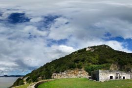Lais Puzzle - alte Festung in der Nähe der Küste, Santona, Nordspanien - 2.000 Teile