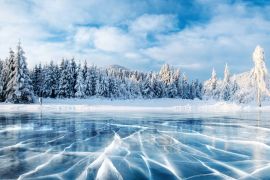 Lais Puzzle - Blaues Eis und Risse auf der Oberfläche des Eises. Gefrorener See unter einem blauen Himmel im Winter. Die Hügel der Kiefern. Der Winter. Karpaten, Ukraine, Europa - 2.000 Teile