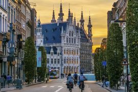 Lais Puzzle - Leuven, Belgien Blick auf die Kuppeln des Historischen Rathauses von Leuven, bei Bondgenotenlaan, goldener Sonnenuntergang - 2.000 Teile