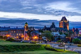 Lais Puzzle - Stadtbild oder Skyline von Chateau Frontenac, Park und Altstadtstraßen während des Sonnenuntergangs mit beleuchteten Schloss- und Saint Denis-Straßengebäuden - 2.000 Teile