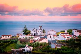 Lais Puzzle - Wunderschöner rosa Sonnenaufgang in einem Dorf in Nordeste, Insel Sao Miguel, Azoren, Portugal - 2.000 Teile