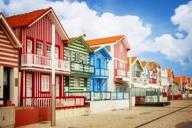 Lais Puzzle - Straße mit typisch gestreiften Häusern Costa Nova, Aveiro, Portugal, retrogetönt - 2.000 Teile