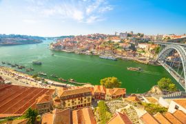 Lais Puzzle - Malerische Stadtlandschaft. Luftaufnahme der Brücke Dom Luis I, der Ribeira Waterfront und der Skyline von Porto von Vila Nova de Gaia, Porto, Portugal aus. Touristenboote auf dem Douro-Fluss bei Sonnenuntergang - 2.000 Teile
