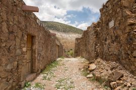 Lais Puzzle - Die Steinhäuser entlang der kopfsteingepflasterten Straßen sind größtenteils verlassen und verfallen in Real de Catorce, Mexiko - 2.000 Teile