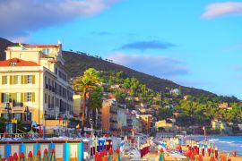 Lais Puzzle - Mehrfarbige Sonnenschirme am Strand in Alassio, Provinz Savona, Region Sanremo, Italien. Stadt bei Sonnenuntergang - 2.000 Teile