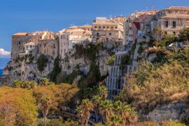 Lais Puzzle - Panorama der Kirche Santa Maria dell'Isola mit Tropea-Stadt in Kalabrien, Italien - 2.000 Teile