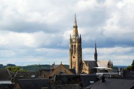 Lais Puzzle - Kirche von Arlon über den Dächern der Altstadt bei bewölktem Himmel, Belgien - 2.000 Teile