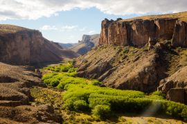 Lais Puzzle - Der Fluss Pinturas oder Ecker, der im Andengebirge, im kleinen Massiv des Monte Zeballos (2743 m), südlich des Buenos Aires Sees, geboren wurde, fließt etwa hundert Kilometer lang und trägt den Namen Ecker. - 2.000 Teile