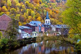 Lais Puzzle - Blick auf den Fluss Vesdre und die Kirche Saint Francois Xavier in der belgischen Stadt Chaudfontaine, Wallonien - 2.000 Teile