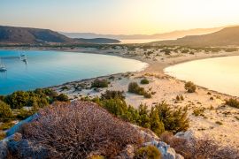 Lais Puzzle - Der Strand von Simos auf der Insel Elafonisos in Griechenland. Elafonisos ist eine kleine griechische Insel zwischen dem Peloponnes und Kythira mit idyllischen exotischen Stränden und Gewässern - 2.000 Teile