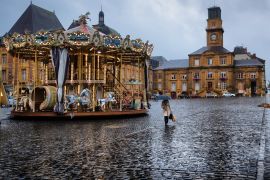 Lais Puzzle - Nachmittags verregneter Place Ducale mit Karussell in Charleville-Mezieres, Frankreich - 2.000 Teile