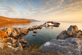 Lais Puzzle - Die Kirche Agios Isidoros im Norden von Chios bei Sonnenaufgang. - 2.000 Teile