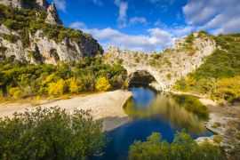 Lais Puzzle - Natürlicher Bogen über den Fluss am Pont d'Arc in Ardeche, Frankreich - 2.000 Teile