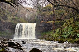 Lais Puzzle - Der Sgwd-yr-Eira-Wasserfall am Fluss Hepste ist einer von vier Wasserfällen auf dem Four Falls Trail in den Brecon Beacons - 2.000 Teile
