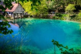 Lais Puzzle - Blick auf den Brunnen "Blautopf" in Blaubeuren, Baden Württemberg, Deutschland - 2.000 Teile