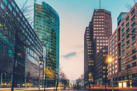 Lais Puzzle - Straße am Potsdamer Platz in der Nacht mit Linsenfackeln von fahrenden Autos, Berlin - 2.000 Teile