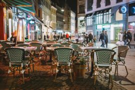 Lais Puzzle - Öffentliches Restaurant in den Straßen Kopenhagens bei Nacht mit Neonlicht und Vintage-Stühlen - 2.000 Teile