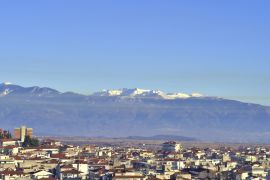 Lais Puzzle - Kleine Stadt Kozani in Nordgriechenland, im Hintergrund der Berg Olympos - 2.000 Teile