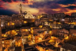 Lais Puzzle - Matera, Basilikata, Italien: Landschaft der Altstadt in der Abenddämmerung unter einem dramatischen Himmel - 2.000 Teile