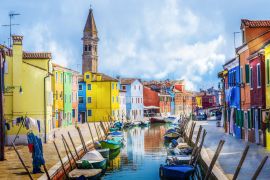 Lais Puzzle - Farbenfrohe Häuser, Kanal, Boot und Kirche auf der berühmten Insel Burano, Venedig, Italien - 2.000 Teile
