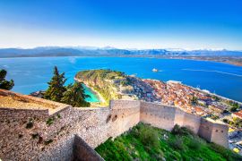 Lais Puzzle - Altstadt von Nafplion in Griechenland, Ansicht von oben mit Ziegeldächern, kleinem Hafen und der Burg von Bourtzi am Wasser des Mittelmeers - 2.000 Teile