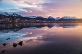 Lais Puzzle - Überblick über die Stadt Ushuaia in Argentinien bei Sonnenaufgang. - 2.000 Teile