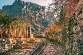 Lais Puzzle - Papingo ist ein malerisches Dorf in der Präfektur Ioannina, das an den Hängen des Berges Tymfi liegt. - 2.000 Teile