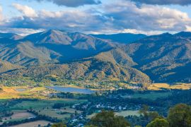 Lais Puzzle - Luftaufnahme von Mount Beauty Stadt und Teichanlage. Kiewa-Tal, Victoria, Australien - 2.000 Teile
