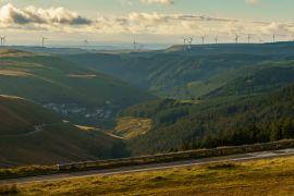 Lais Puzzle - Windturbinen auf den Hügeln bei Abergwynfi in Neath Port Talbot, West Glamorgan, Wales, UK - 2.000 Teile