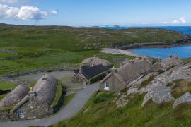 Lais Puzzle - Gearrannen Blackhouses auf der Insel Lewis, Äußere Hebriden - 2.000 Teile