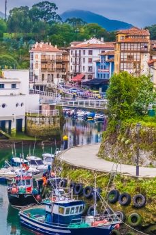 Lais Puzzle - Llanes, ein schönes und lebhaftes Fischerdorf am Kantabrischen Meer, Fürstentum Asturien, Nordwestspanien - 2.000 Teile