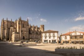 Lais Puzzle - Die Kathedrale von Guarda (Sé) vom Platz Luís de Camões aus gesehen. Guarda, in Portugal - 2.000 Teile