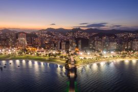 Lais Puzzle - Praia do Canto iluminada no início da noite. Vitória, Espírito Santo, Brasilien - 2.000 Teile