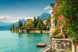 Lais Puzzle - Oleander Blumen und Villa Monastero im Hintergrund, Comer See, Varenna - 2.000 Teile