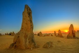 Lais Puzzle - Riesige Kalksteinformation in der Abenddämmerung. Die Pinnacles Wüste im Nambung National Park, bietet bei Sonnenuntergang die Show mit den schönsten Farben. Die Pinnacles sind eine wichtige Touristenattraktion in Westaustralien - 2.000...
