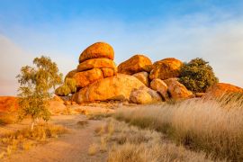 Lais Puzzle - Karlu Karlu, auch bekannt als The Devil's Marbles, ist ein beliebtes Ziel für Reisende im australischen Outback. Die Devil's Marbles befinden sich im Red Centre des Northern Territory, Australien - 2.000 Teile