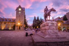 Lais Puzzle - Die Plaza San Martin befindet sich in Rio Negro, Bariloche, genauer gesagt, auf diesem Platz steht auch eine Statue, die General José de San Martín gewidmet ist. - 2.000 Teile