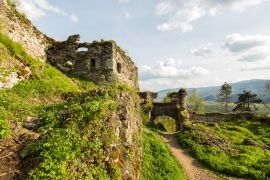 Lais Puzzle - Die Ruinen der Burg. Burg Khust (ruini). Die Burg wurde als königlich-ugrische Festung zum Schutz der Salzstraße von Solotvyn, einschließlich des Khust-Tors und der Umgebung, gebaut. Es ist ein Denkmal von nationaler Bedeutung Architektur...