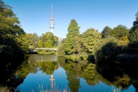 Lais Puzzle - Heinrich-Hertz-Turm - berühmter 279 m hoher Fernsehturm in Hamburg. Blick vom Botanischen Garten (Park Planten und Blomen) im Zentrum der Stadt Hamburg, Deutschland - 2.000 Teile