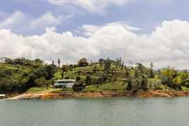 Lais Puzzle - Guatape Kolumbien: Eine der alten Villen von Pablo Escobar - 2.000 Teile