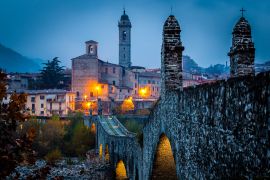 Lais Puzzle - Bobbio, Trebbia-Tal, Piacenza, Emilia Romagna, Italien. Die kleine Stadt in der Nähe von Trebbia - 2.000 Teile