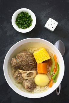 Lais Puzzle - Traditionelle chilenische Cazuela de Vacuno oder Cazuela de Carne, eine Rindfleischsuppe mit Kartoffeln, Mais, Kürbis, Karotten, Paprika, Zwiebeln und Reis, oben auf Schiefer mit natürlichem Licht fotografiert - 2.000 Teile