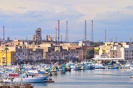 Lais Puzzle - Taranto-Altstadt auf dem Meer, Fischerboote, Docks, Industrieanlage auf Hintergrund - 2.000 Teile