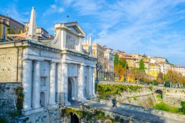 Lais Puzzle - Menschen gehen auf einer Steinbrücke in Richtung Porta San Giacomo in Bergamo, Italien - 2.000 Teile