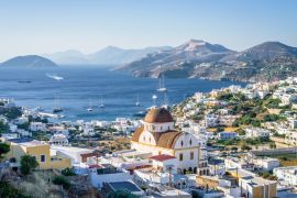 Lais Puzzle - Schönes mediterranes griechisches Dorf Pantelis, umgeben von einem Berg mit antiker Burg, am Ägäischen Meer gelegen, mit bunten Häusern und schönen Kirchen und Basiliken, Leros, Dodekanes, Griechenland - 2.000 Teile