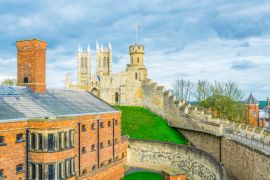 Lais Puzzle - Die Kathedrale von Lincoln mit Blick über den Wall der Burg von Lincoln, England - 2.000 Teile