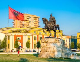 Lais Puzzle - Skanderbeg-Platz mit Fahne, Skanderbeg-Denkmal und die Et'hem Bey Moschee im Zentrum von Tirana, Albanien - 40, 100, 200, 500, 1.000 & 2.000 Teile