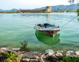 Lais Puzzle - Boot und Schloss in Butrint, Albanien - 40, 100, 200, 500, 1.000 & 2.000 Teile