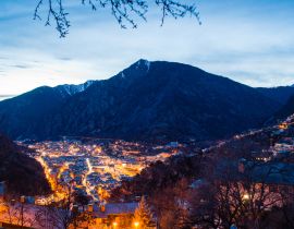 Lais Puzzle - Andorra la Vella Abendliches Stadtbild in Andorra la Vella, Andorra - 40, 100, 200, 500, 1.000 & 2.000 Teile