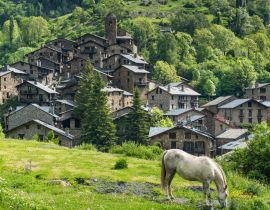 Lais Puzzle - Pferd auf der Weide vor einem Pyrenäendorf in Andorra - 40, 100, 200, 500, 1.000 & 2.000 Teile